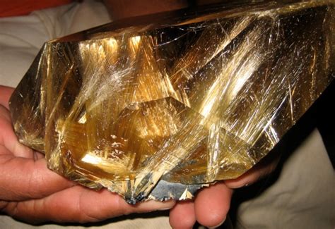 Rutile – Exploring its Importance in Pigment and Welding Applications!